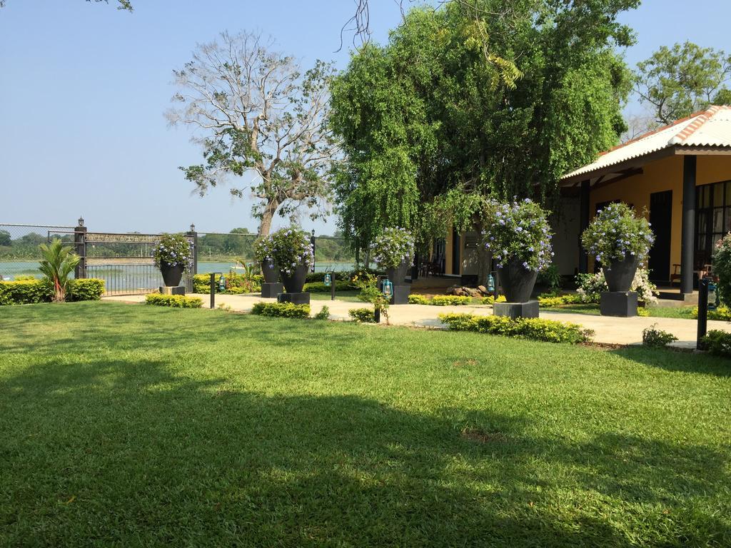 Flower Garden Lake Resort Tissamaharama Ngoại thất bức ảnh