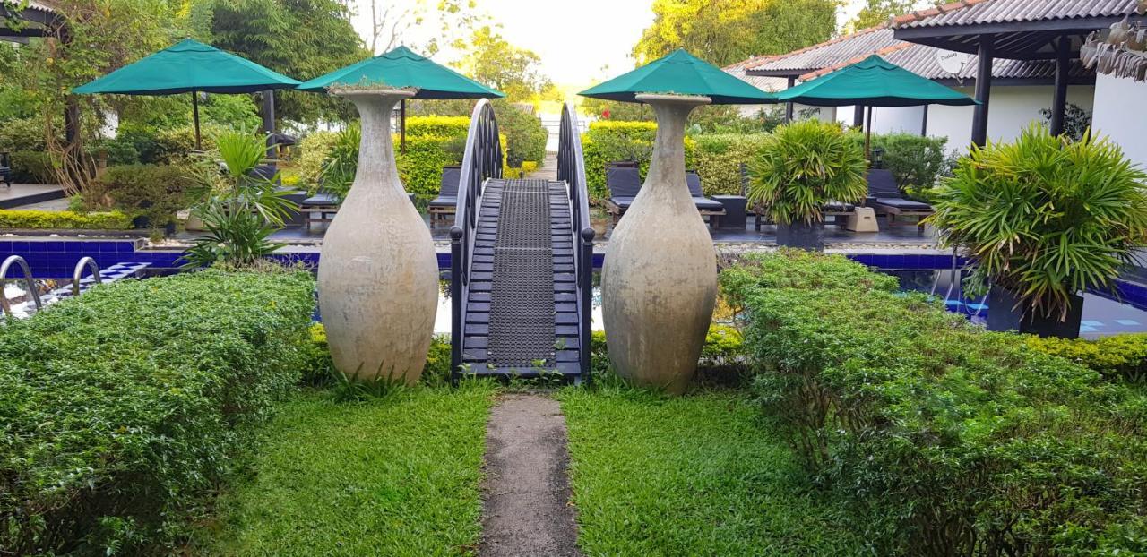 Flower Garden Lake Resort Tissamaharama Ngoại thất bức ảnh