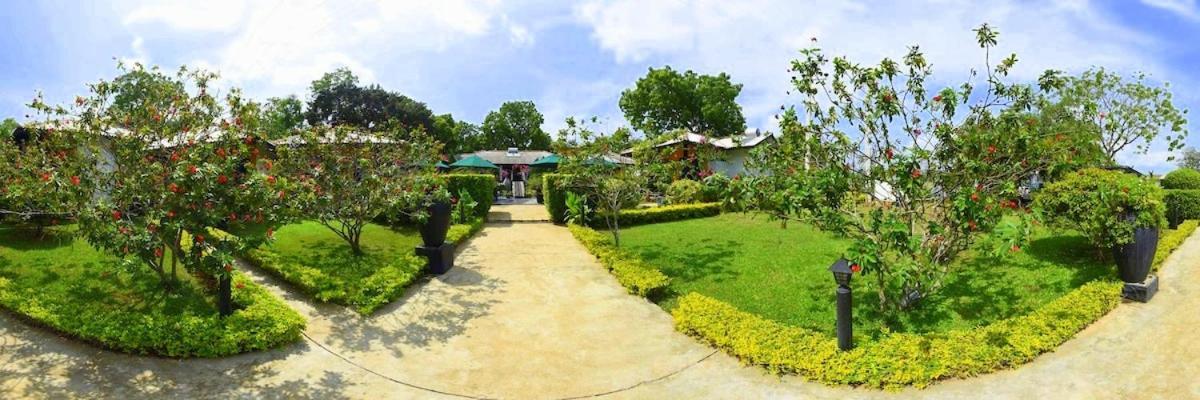 Flower Garden Lake Resort Tissamaharama Ngoại thất bức ảnh