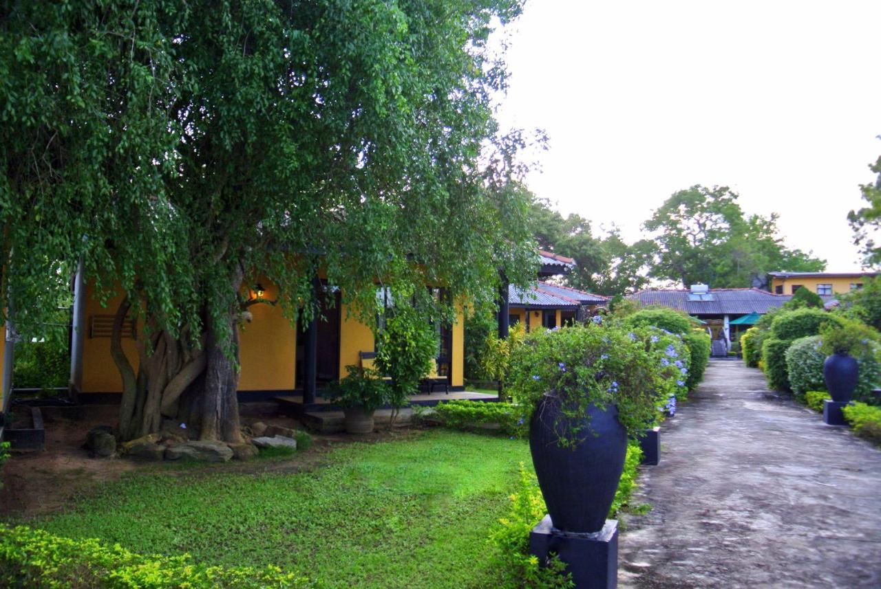 Flower Garden Lake Resort Tissamaharama Ngoại thất bức ảnh